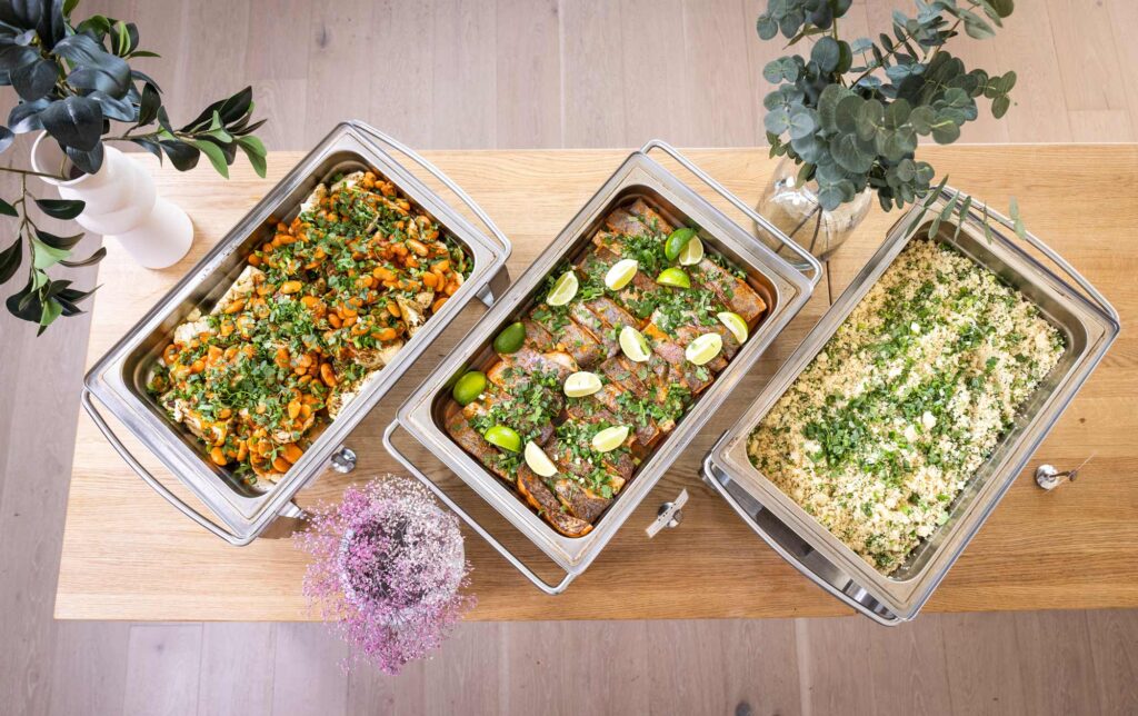 Ravintola Frejan lounasbuffet katettuna pöytään.